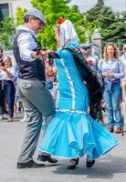 Madrid, Spanien, 2022. das Tradition von das Chotis ist immer noch am Leben im das pradera de san isidro im Madrid, wo Paare feiern Madrids Frühling Festival foto