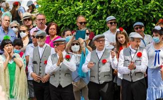 Madrid, Spanien, 2022. das Tradition von das Chotis ist immer noch am Leben im das pradera de san isidro im Madrid, wo Paare feiern Madrids Frühling Festival foto