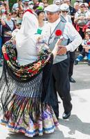 Madrid, Spanien, 2022. das Tradition von das Chotis ist immer noch am Leben im das pradera de san isidro im Madrid, wo Paare feiern Madrids Frühling Festival foto