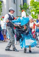 Madrid, Spanien, 2022. das Tradition von das Chotis ist immer noch am Leben im das pradera de san isidro im Madrid, wo Paare feiern Madrids Frühling Festival foto