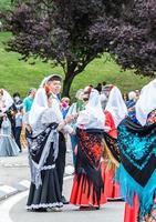 Madrid, Spanien, 2022. das Tradition von das Chotis ist immer noch am Leben im das pradera de san isidro im Madrid, wo Paarefeiern Madrids Frühling Festival foto