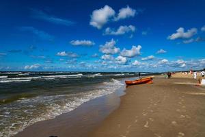 ein Orange Rettungsschwimmer Boot auf ein Strand im leba im Polen auf ein warm Tag foto