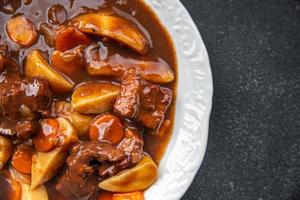 Rindfleisch Bourguignon Fleisch Gericht mit Gemüse bereit zu Essen gesund Mahlzeit Essen Snack auf das Tabelle Kopieren Raum Essen Hintergrund rustikal foto