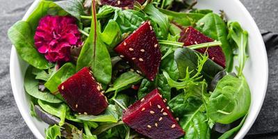 Salat Zuckerrüben Scheibe frisch Rote Beete mischen Grün Grüner Salat gesund Mahlzeit Essen Snack auf das Tabelle Kopieren Raum Essen Hintergrund rustikal oben Aussicht Keto oder Paläo Diät Vegetarisch vegan oder Vegetarier Essen foto