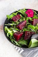 Salat Zuckerrüben Scheibe frisch Rote Beete mischen Grün Grüner Salat gesund Mahlzeit Essen Snack auf das Tabelle Kopieren Raum Essen Hintergrund rustikal oben Aussicht Keto oder Paläo Diät Vegetarisch vegan oder Vegetarier Essen foto