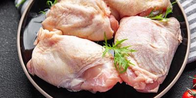 roh Hähnchen Schenkel Hähnchen Beine Fleisch Mahlzeit Essen Snack auf das Tabelle Kopieren Raum Essen Hintergrund rustikal oben Aussicht foto