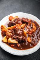 Rindfleisch Bourguignon Fleisch Gericht mit Gemüse bereit zu Essen gesund Mahlzeit Essen Snack auf das Tabelle Kopieren Raum Essen Hintergrund rustikal foto