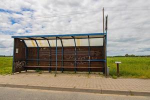 ein alt Schuppen beim ein Bus halt auf ein Land Straße irgendwo im Polen foto