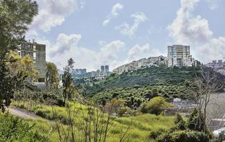 Neu und alt Gebäude im das Stadt von haifa im das Grün auf das Steigung von das Schlucht, im das Frühling foto