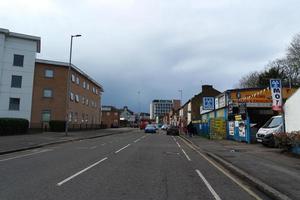 niedrig Winkel Aussicht von britisch Straße und der Verkehr beim Luton Stadt, Dorf von England Vereinigtes Königreich. das Bild war gefangen beim zentral Luton Stadt während ein kalt und wolkig Abend von 24. März 2023 foto