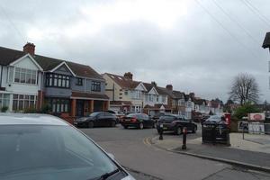 niedrig Winkel Aussicht von britisch Straße und der Verkehr beim Luton Stadt, Dorf von England Vereinigtes Königreich. das Bild war gefangen beim zentral Luton Stadt während ein kalt und wolkig Abend von 01. April 2023 foto