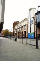 niedrig Winkel Aussicht von Innenstadt Stadt Center von britisch Stadt London Luton Stadt, Dorf von England Vereinigtes Königreich. das Bild war gefangen beim zentral Luton Stadt während ein kalt und wolkig Abend von 01. April 2023 foto