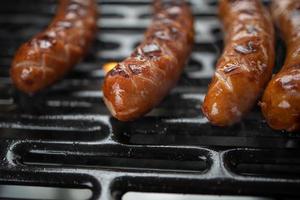 Würstchen gegrillt auf ein Gas Grill im Nahansicht foto