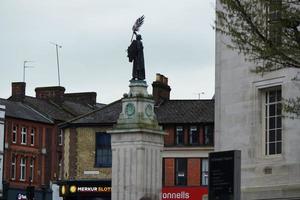 niedrig Winkel Aussicht von Innenstadt Stadt Center von britisch Stadt London Luton Stadt, Dorf von England Vereinigtes Königreich. das Bild war gefangen beim zentral Luton Stadt während ein kalt und wolkig Abend von 01. April 2023 foto