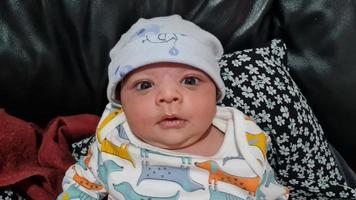 Neu geboren asiatisch Pakistan Baby Junge ist entspannend. er ist genannt Azlan Ahmed Schah, geboren auf 14. März 2023 beim Luton und dunstable Krankenhaus beim Luton England Vereinigtes Königreich. Bild gefangen auf 20. März 2023 foto