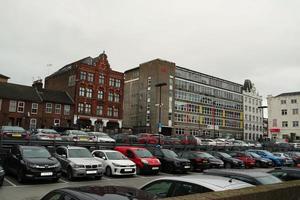 niedrig Winkel Aussicht von britisch Straße und der Verkehr beim Luton Stadt, Dorf von England Vereinigtes Königreich. das Bild war gefangen beim zentral Luton Stadt während ein kalt und wolkig Abend von 01. April 2023 foto