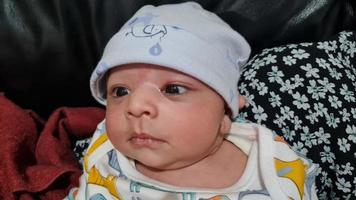 Neu geboren asiatisch Pakistan Baby Junge ist entspannend. er ist genannt Azlan Ahmed Schah, geboren auf 14. März 2023 beim Luton und dunstable Krankenhaus beim Luton England Vereinigtes Königreich. Bild gefangen auf 20. März 2023 foto