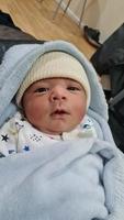 Neu geboren asiatisch Pakistan Baby Junge ist entspannend. er ist genannt Azlan Ahmed Schah, geboren auf 14. März 2023 beim Luton und dunstable Krankenhaus beim Luton England Vereinigtes Königreich. Bild gefangen auf 20. März 2023 foto