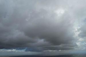 dramatisch und Regen Wolken Über England foto
