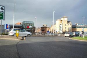 niedrig Winkel Aussicht von britisch Straße und der Verkehr beim Luton Stadt, Dorf von England Vereinigtes Königreich. das Bild war gefangen beim zentral Luton Stadt während ein kalt und wolkig Abend von 24. März 2023 foto