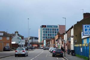 niedrig Winkel Aussicht von britisch Straße und der Verkehr beim Luton Stadt, Dorf von England Vereinigtes Königreich. das Bild war gefangen beim zentral Luton Stadt während ein kalt und wolkig Abend von 24. März 2023 foto