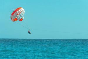 Menschen verbringen aktiv Freizeit während Ferien beim Meer, Gleitschirmfliegen Über Wasser foto