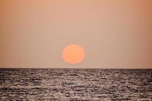 Sonnenuntergang über dem Meer foto