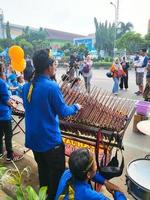 bekasi, Indonesien - - 12. März 2023 angklung traditionell Western javanisch Musical Instrument Performance beim bekasi Auto kostenlos Tag Veranstaltung foto