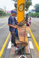 bekasi, Indonesien - - 12. März 2023 angklung traditionell Western javanisch Musical Instrument Performance beim bekasi Auto kostenlos Tag Veranstaltung foto