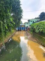 bekasi, Indonesien - - 12. März 2023 erfüllen von Abfall in das Fluss auf a. Yani Straße bekasi foto