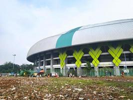 bekasi, Indonesien - - 12. März 2023 das Atmosphäre draußen das Patriot candrabhaga Stadion, bekasi Stadt während das Auto kostenlos Tag Veranstaltung foto