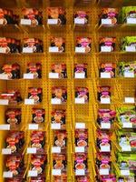 bekasi, Indonesien - - 12. März 2023 Sammlung von sofortig Nudeln vereinbart worden auf ein Verkauf Gestell beim ein Bequemlichkeit Geschäft im summarecon Einkaufszentrum bekasi foto