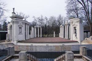 historisch Theater auf das Wasser im Warschau königlich Park im Polen auf ein Herbst Winter Tag foto