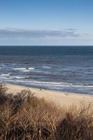 Ruhe Landschaft von das Strand auf das Polieren baltisch Meer auf ein wolkig Februar Tag foto