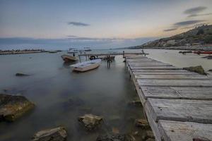 Schönheit still Szene auf das Hafen mit ein Boote. horizontal Aussicht foto