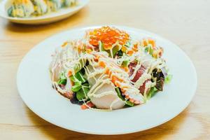 Meeresfrüchte-Sashimi-Salat foto