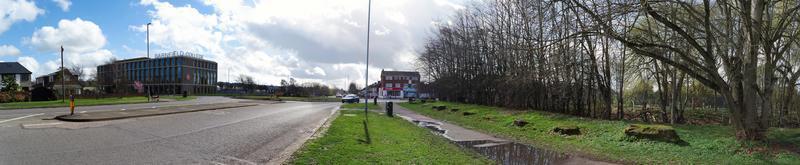 niedrig Winkel Aussicht von zentral Stadt von London Luton Stadt, Dorf von England während ein schön windig Tag. das Bild war gefangen auf Freitag von 22. März 2023. foto