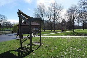 niedrig Winkel Aussicht von lokal Öffentlichkeit Park. das Bild war gefangen beim Krieg Öffentlichkeit Park von Luton Stadt, Dorf von England Vereinigtes Königreich während ein kalt und wolkig Abend von 25. März 2023 foto