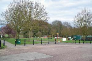 niedrig Winkel Aussicht von lokal Öffentlichkeit Park. das Bild war gefangen beim Krieg Öffentlichkeit Park von Luton Stadt, Dorf von England Vereinigtes Königreich während ein kalt und wolkig Abend von 24. März 2023 foto