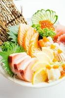 roher und frisch gemischter Sashimi mit Lachs, Thunfisch, Hamaji und anderem foto