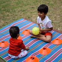 zwei glücklich Jungs im Gesellschaft Park, glücklich asiatisch Brüder Wer sind lächelnd glücklich zusammen. Brüder abspielen draußen im Sommer, Beste Freunde. Kleinkind Baby Junge spielen mit seine glücklich Bruder im das Garten foto