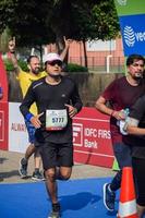 Neu Delhi, Indien - - März 16 2023 - - Vedanta Delhi Hälfte Marathon- Rennen nach covid im welche Marathon- Teilnehmer Über zu Kreuz das Fertig Linie, Delhi Hälfte Marathon- 2022 foto