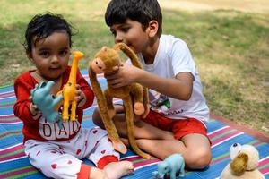 zwei glücklich Jungs im Gesellschaft Park, glücklich asiatisch Brüder Wer sind lächelnd glücklich zusammen. Brüder abspielen draußen im Sommer, Beste Freunde. Kleinkind Baby Junge spielen mit seine glücklich Bruder im das Garten foto