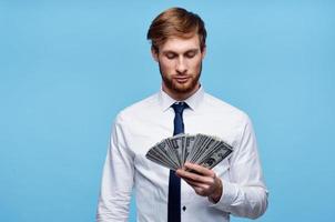 Geschäft Mann im Hemd mit Krawatte bündeln von Geld im das Hände von das Büro foto