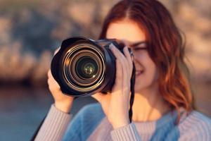 Frau Fotograf draußen Landschaft Reise Nahansicht foto