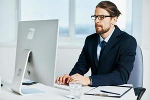 männlich Manager beim das Schreibtisch mit Brille Arbeit Exekutive foto