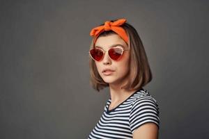 Frau tragen Sonnenbrille mit gestreift T-Shirt Mode Sommer- Stil abgeschnitten Aussicht foto