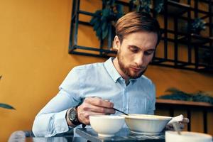 Restaurant Mann Suppe und verschiedene Geschirr Snack beim Arbeit Mittagessen brechen foto