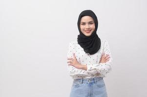 Porträt von schön Muslim Frau mit Hijab Über Weiß Hintergrund Studio. foto