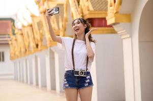 schön jung asiatisch Tourist Frau auf Ferien Besichtigung und erkunden Bangkok Stadt, Thailand, Ferien und Reisen Konzept foto